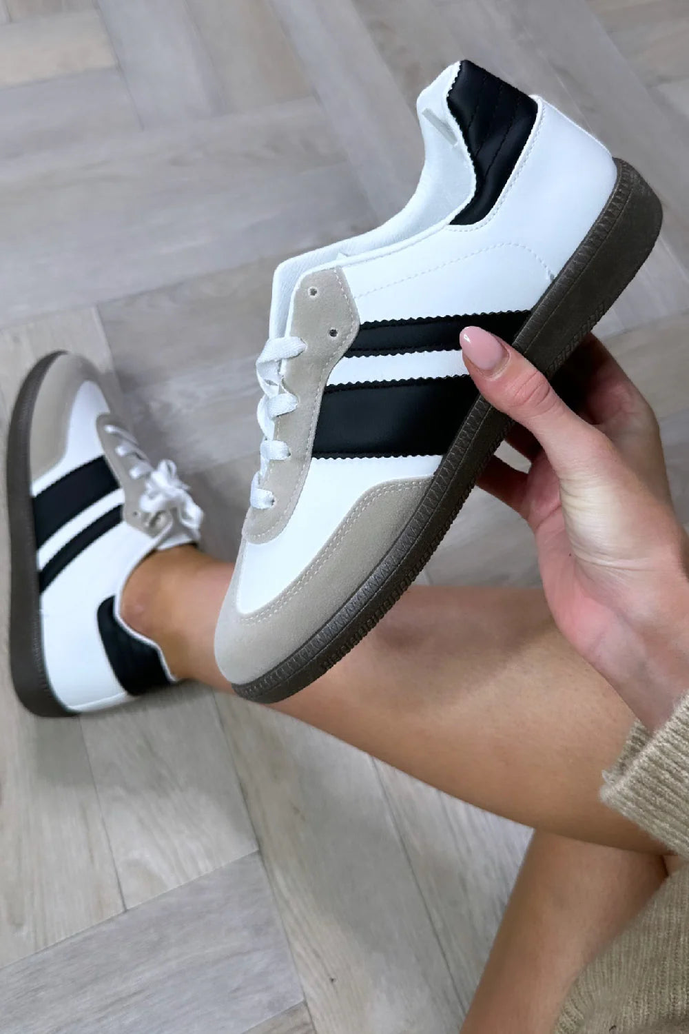 Trainers - Black and White